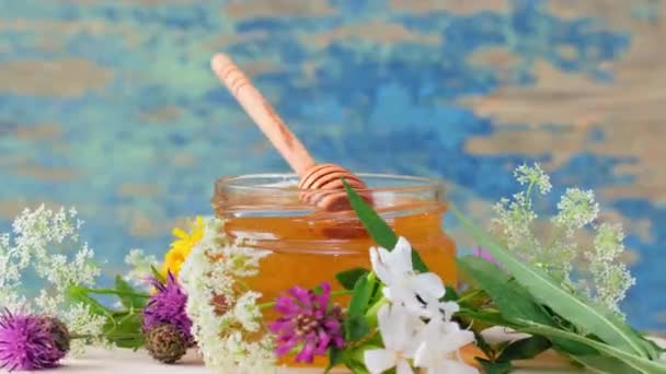 4k.The glass jar with fresh honey rotate slowly on the rustic background. — Stock Video