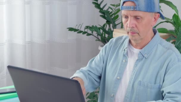 Férfi blogger ül íróasztal előtt laptop nézd meg a PC képernyőn — Stock videók