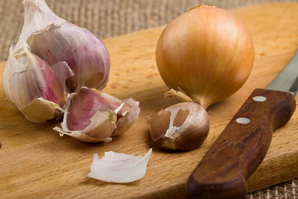 Aglio, cipolla e coltello — Foto Stock