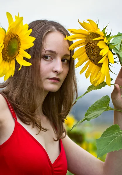 Mädchen und Sonnenblume — Stockfoto