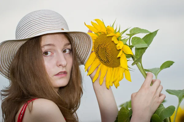 Mädchen mit Sonnenblume — Stockfoto