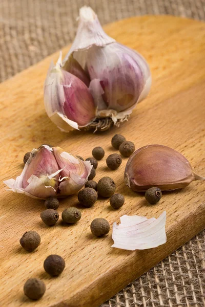 Aglio su un tagliere e un peperone — Foto Stock