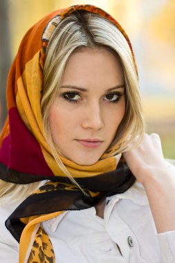 Eşarplı güzel bir kızın portresi.
