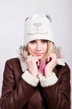 Güzel kız şapkasını ve ceket