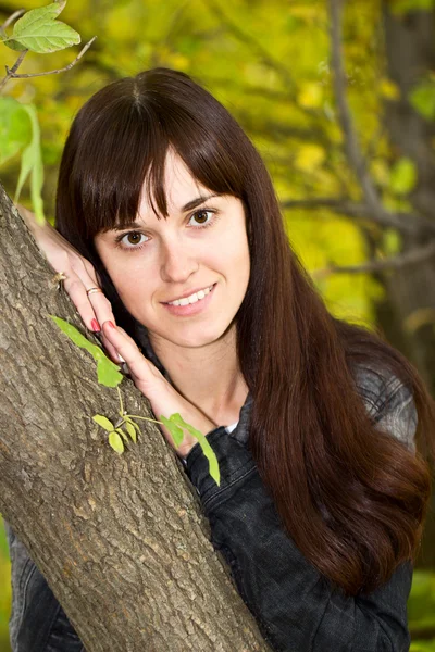 Genç kız bir ağaç tarafından ayakta