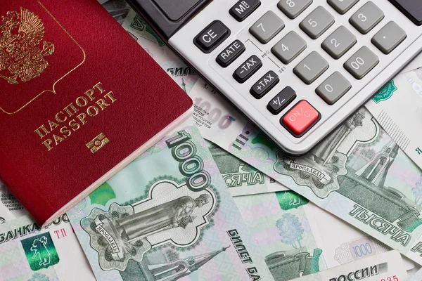 Paspor dan kalkulator dengan latar belakang uang — Stok Foto