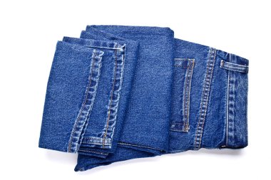 Beyaz arka planda mavi kot pantolon