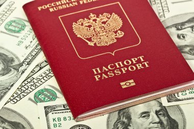 Dolar bir arka plan üzerinde Rus pasaportu