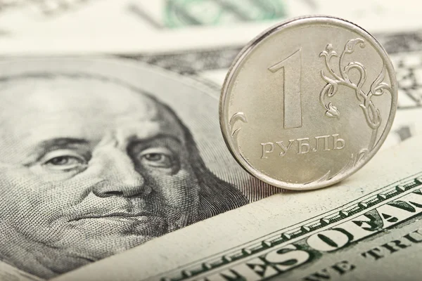 Rublo russo contra o fundo de dólares — Fotografia de Stock