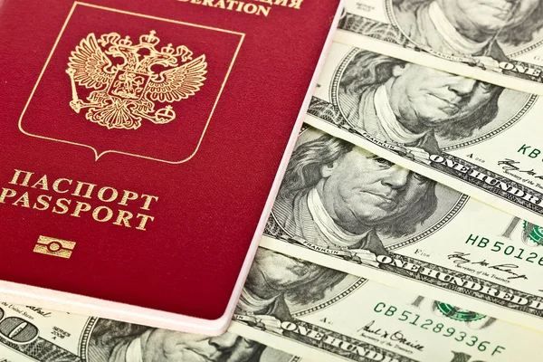 Passaporto russo si trova su dollari USA — Foto Stock