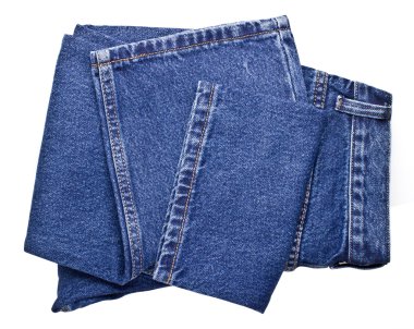 Beyaz bir arka plan üzerinde yeni mavi jeans