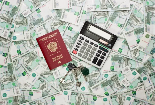 Dinheiro, calculadora, passaporte e chaves — Fotografia de Stock