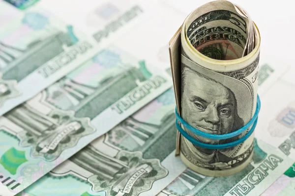 Rus parası bir arka plan üzerinde Amerikan Doları