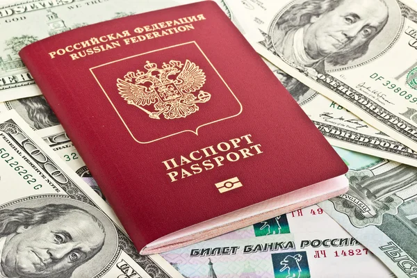 Paspor Rusia dengan latar belakang uang — Stok Foto