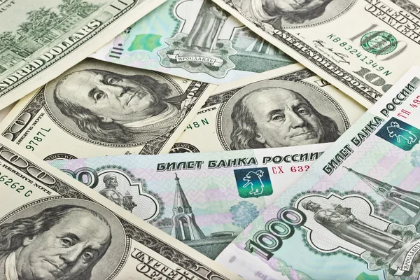 Hintergrund der russischen Rubel und uns Dollars — Stockfoto