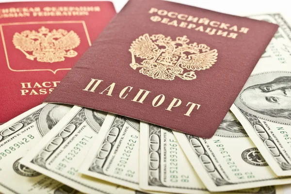 Dwa rosyjskie paszporty na tle dolarów — Zdjęcie stockowe