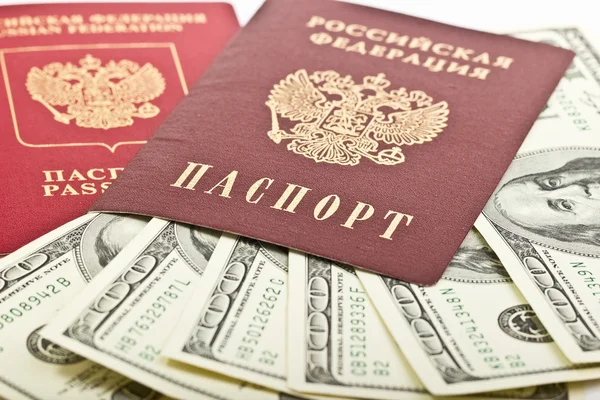 Dolar arka plan üzerinde iki Rus pasaportu