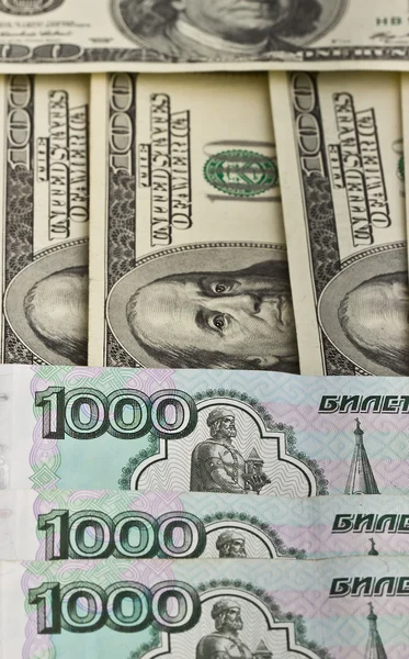 Российские и американские деньги — стоковое фото