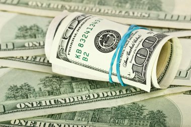 Bir tüp içine haddelenmiş dolar