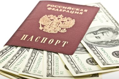 Amerikan yüz dolar faturaları ile Rus pasaportu