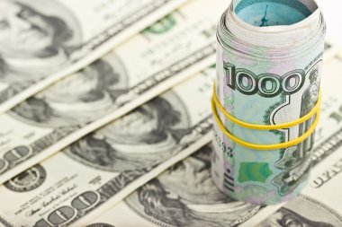 Dolar bir arka plan üzerinde bir tüpün içine haddelenmiş Rublesi