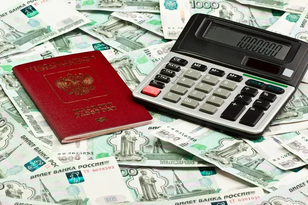 Pasaporte y la calculadora en un fondo de dinero — Foto de Stock