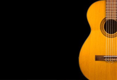 Siyah arkaplanda klasik gitar