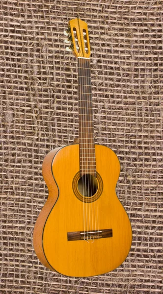 Guitarra clásica en el fondo de la arpillera — Foto de Stock