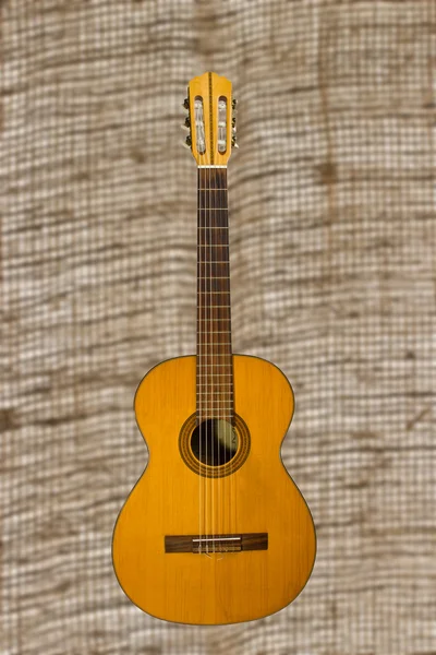 Çuval bezi arka plan üzerinde eski gitar — Stok fotoğraf