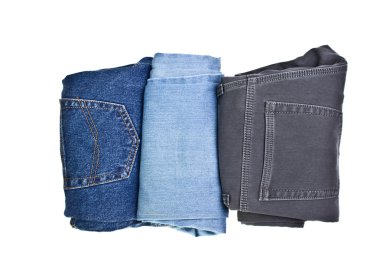 Üç çift kot pantolon