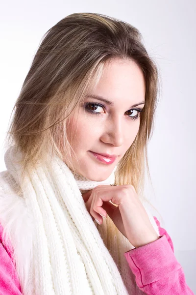 Porträt eines Mädchens mit weißem Schal — Stockfoto