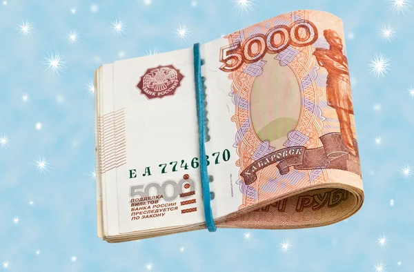 Russische 5000 roebel bankbiljet op een blauwe achtergrond — Stockfoto