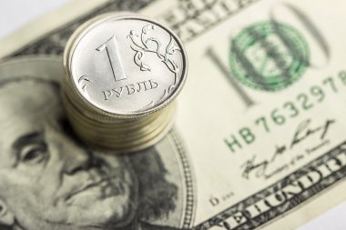 Rus rublesi ve dolar banknotları kapanıyor.