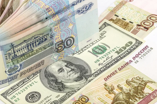 Antecedentes de los billetes rusos y americanos —  Fotos de Stock