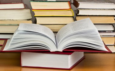 bir yığın kitap kütüphane arkasında