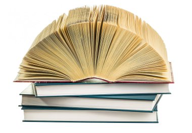 üzerinde beyaz izole kitap yığını