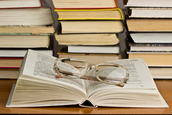 kitap ve Kütüphane tabloda gözlük