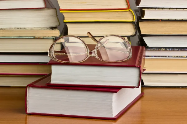 Gafas sobre un montón de libros — Foto de Stock