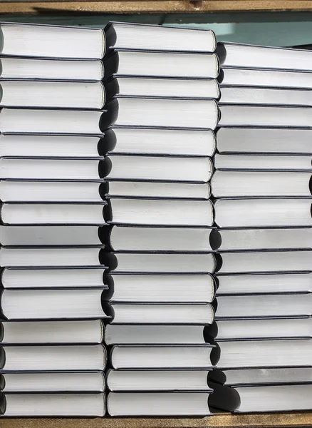 Sok új könyvek a polcon — Stock Fotó