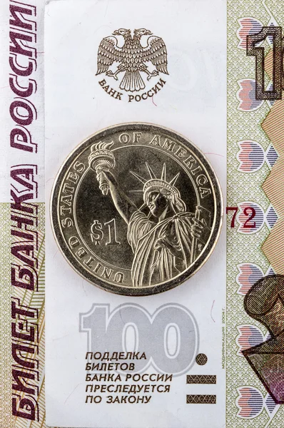 Een dollar op een achtergrond van Russische geld. concept — Stockfoto