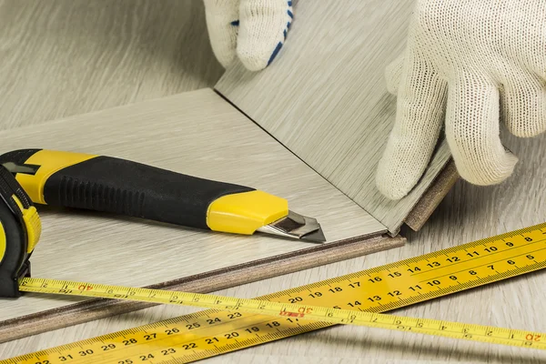 La colocación de suelo laminado —  Fotos de Stock