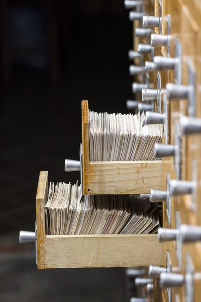 Caixas abertas na biblioteca de arquivos — Fotografia de Stock