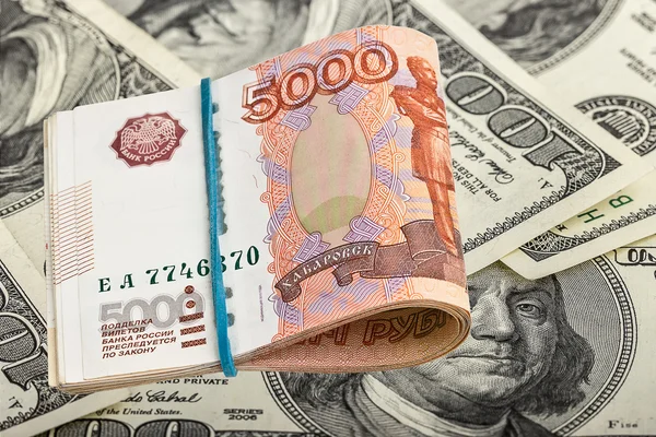 Rubli russi su sfondo dollari — Foto Stock