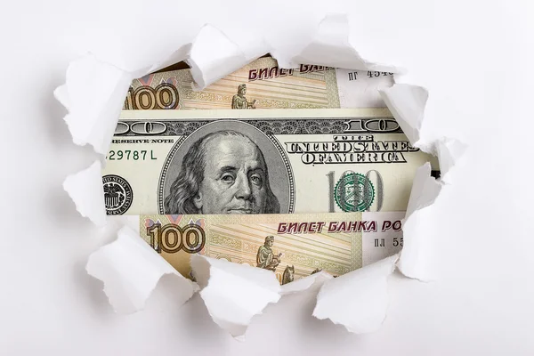 Peníze v rámci roztrženého papíru — Stock fotografie