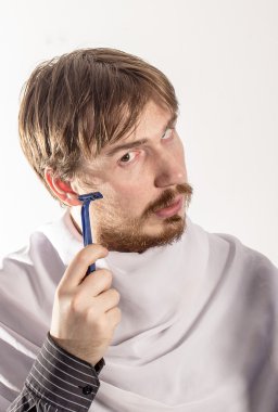 Genç adam bir ustura tutan