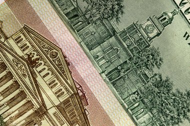 Yüz ruble ve yüz dolar