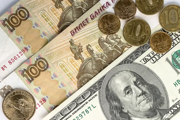 Dolarów i rosyjskich pieniędzy jako tło — Zdjęcie stockowe