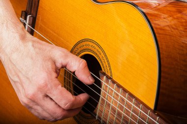 Erkek klasik gitar çalmaya eller