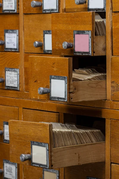 Catálogo de cartão de madeira velha com gaveta aberta — Fotografia de Stock