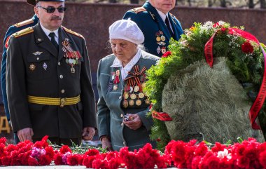  Çiçekler sonsuz ateşe atma. Izhevsk, 9 Mayıs